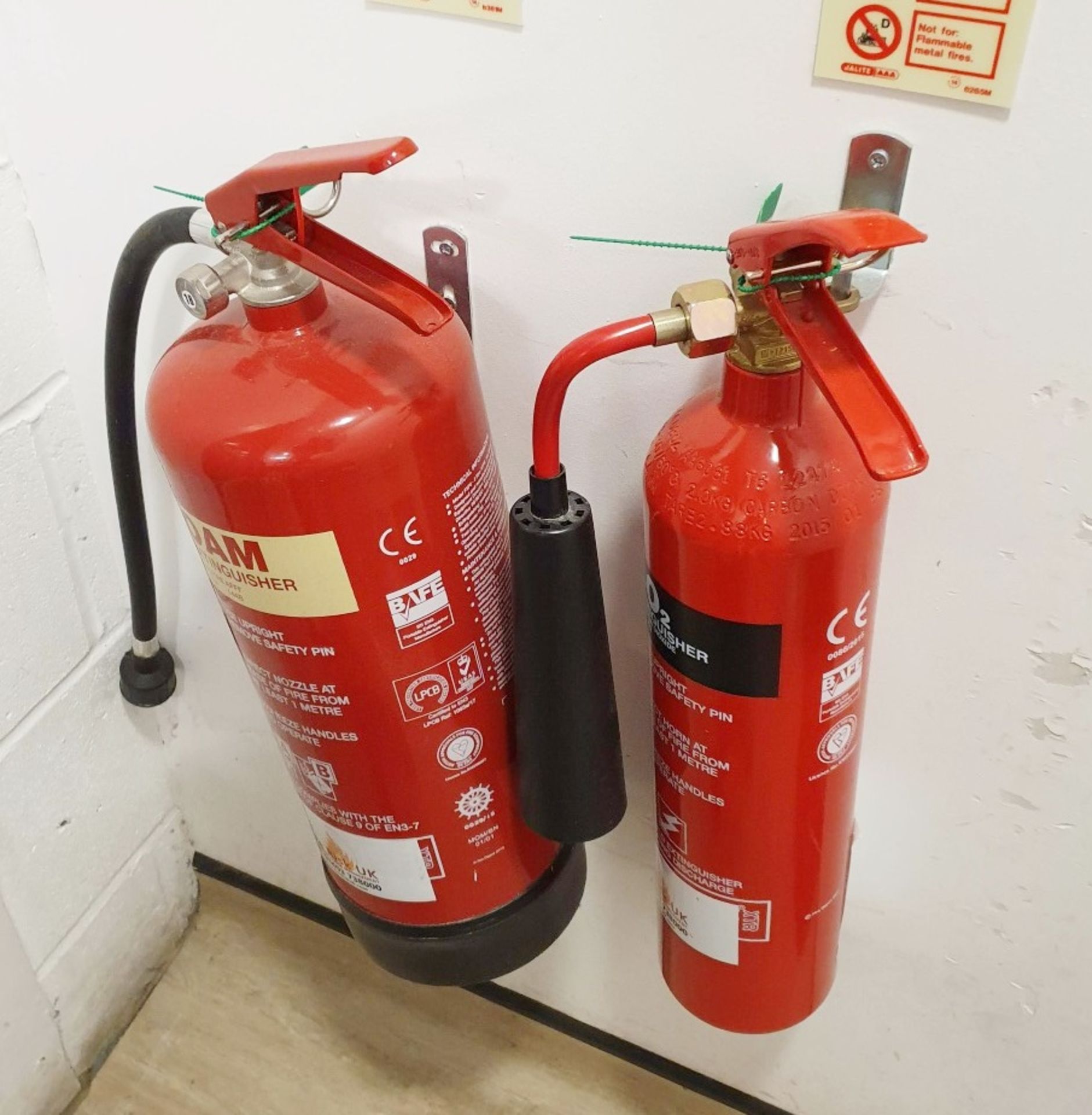 4 x Assorted Fire Extinguishers Including Foam and Co2 - Ref PA - CL463 - Location: Newbury RG49 - Image 2 of 2