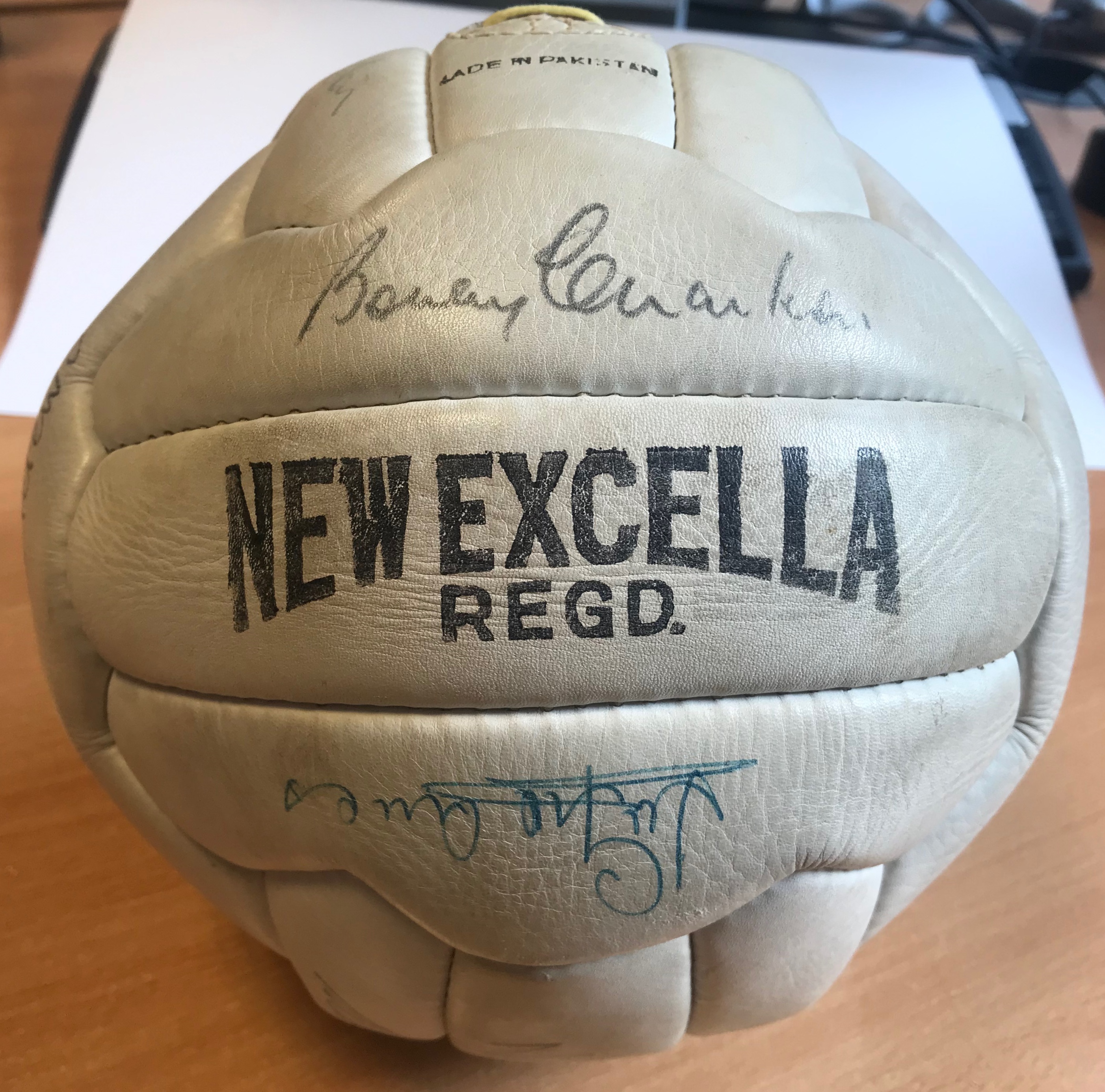 ENGLAND FOOTBALL: A good white leather 'New Excella' football individually signed by fourteen - Image 7 of 7