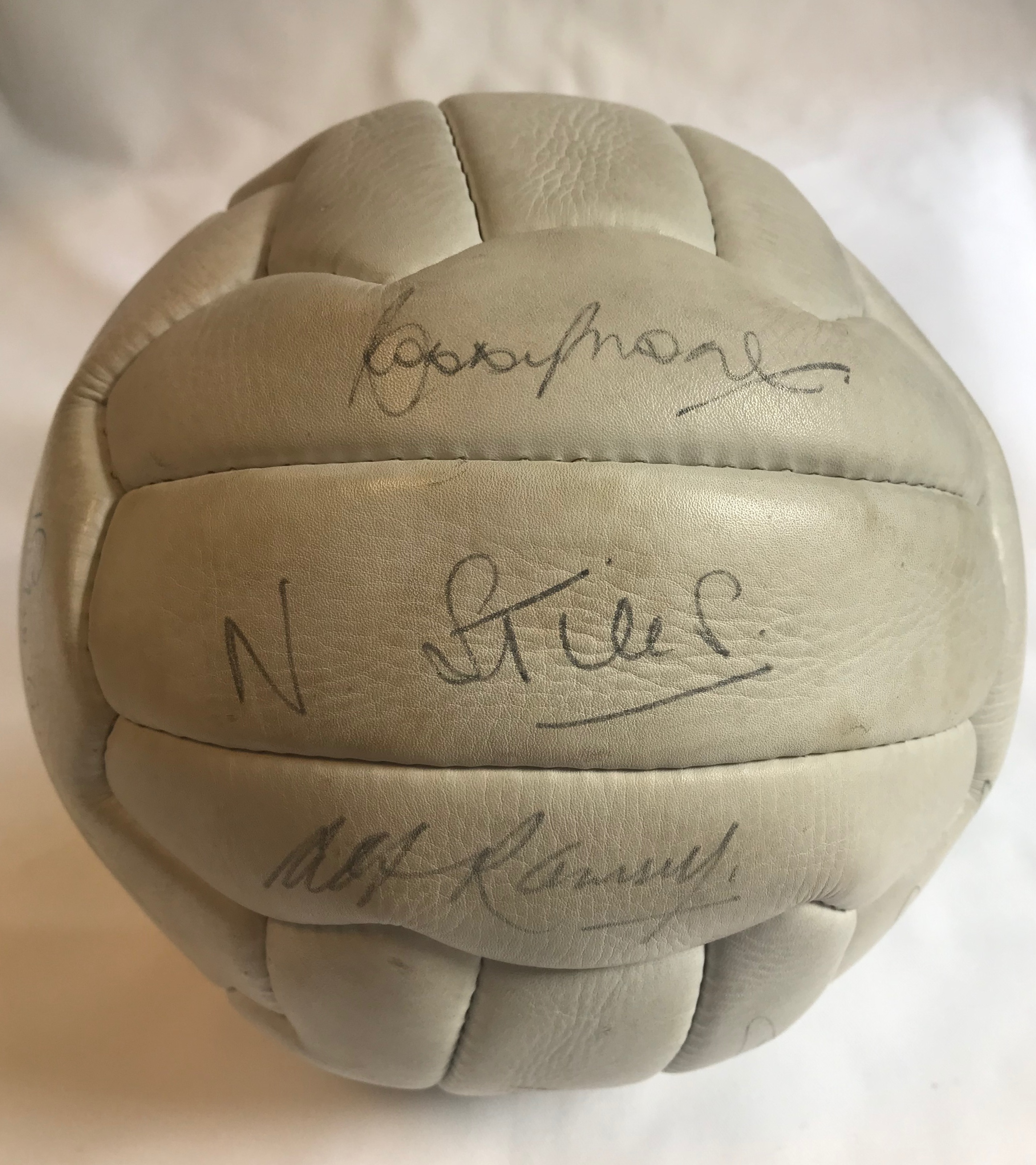 ENGLAND FOOTBALL: A good white leather 'New Excella' football individually signed by fourteen