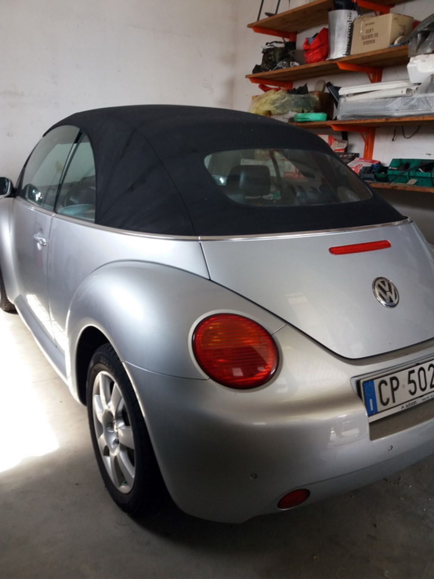 N. 16 (5579 IVG EREDITA) AUTOVETTURA VOLKSWAGEN MAGGIOLONE CABRIO, TARGATA CP502ZL, ANNO 2004,