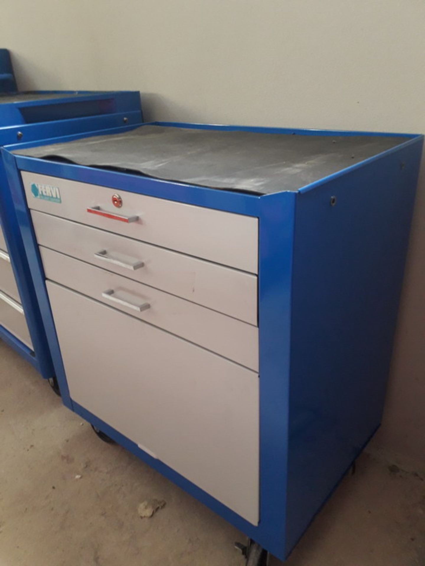 N. 21 (V.F. 930) CARRELLO PORTA UTENSILI FERVI 3 CASSETTI E 1 SPORTELLO