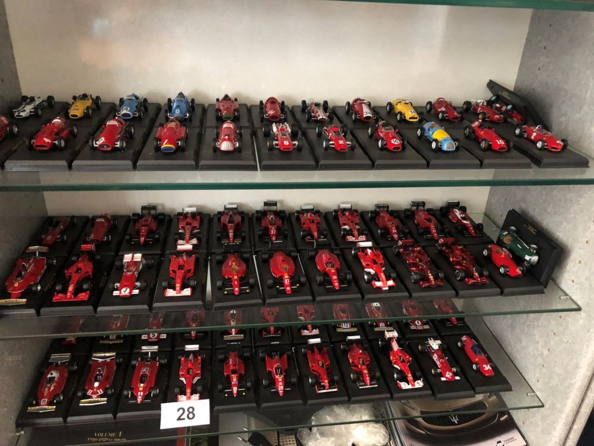 N. 28 (1001 EREDITA) COLLEZIONE DI N. 67 MODELLINI DI AUTOMOBILI F1 FERRARI CON SCHEDE CATALOGATE