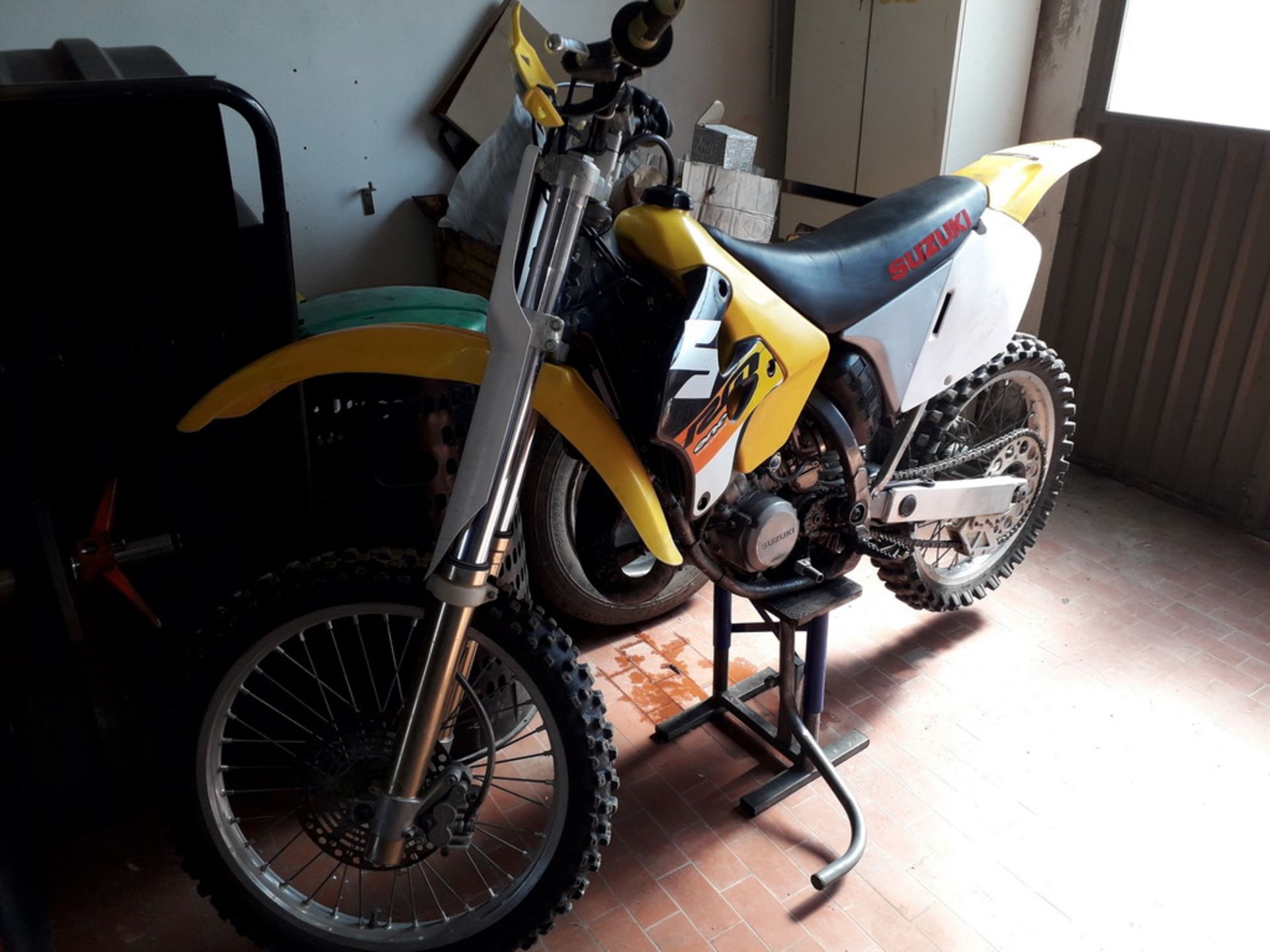 N. 4279 (V.F. 930) MOTO CROSS SUZUKI 125CC. (NON IMMATRICOLATA)