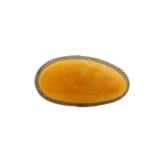 Lotto composto da una collana in cristallo di Rocca con chiusura in oro e una spilla in ambra gialla