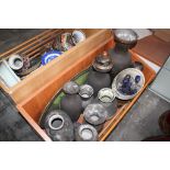 Circa n.30 oggetti in ceramica vari (vasi, alzate, piatti), n.2 bottiglie in vetro e n.10