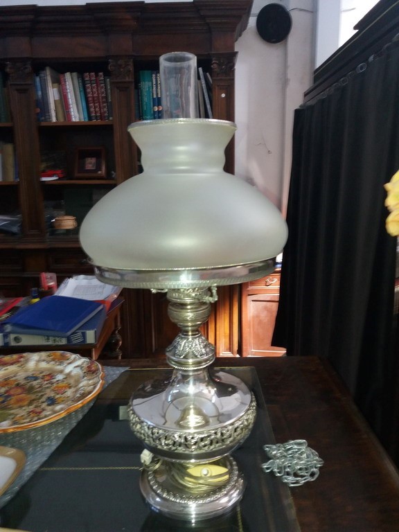 Lampada da tavolo con base in argento e paralume