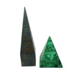 N.2 piramidi di cui una in malachite, cm. 22 circa e una cm. 41 di non identificato materiale