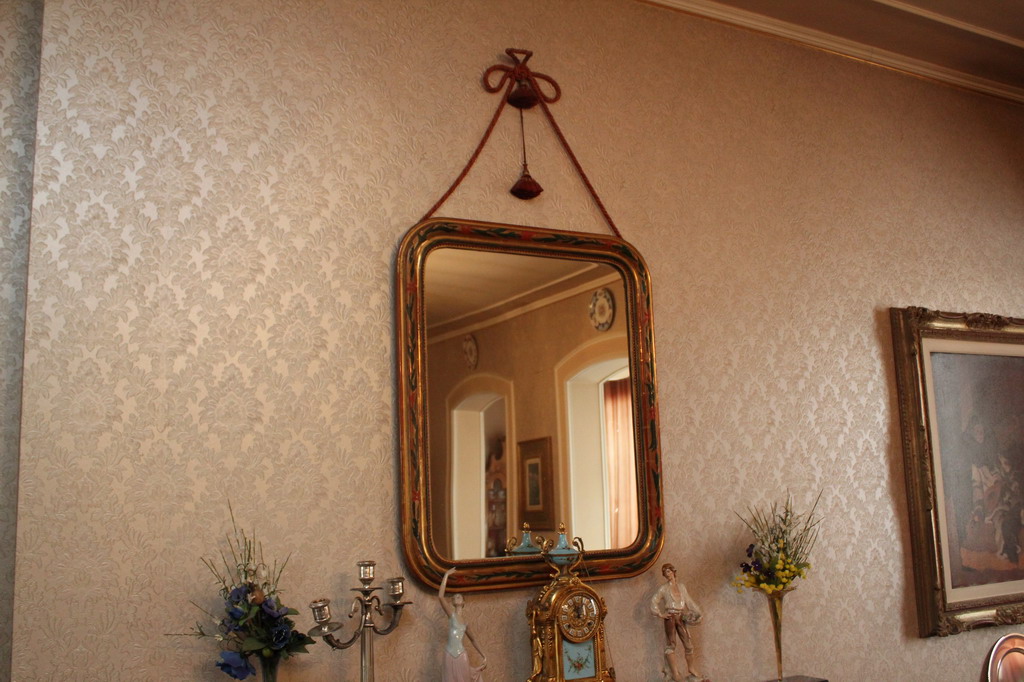 Specchio dorato e policromo, inizi '900, cm. 66x80