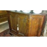 Credenza Vicentina scantonata fine 800, a due porte, cm. 150x47