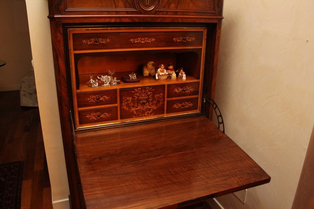 Elegante secretaire dell’800 con calatoia e 4 cassetti, con cassettiera all’ interno riccamente - Image 2 of 2