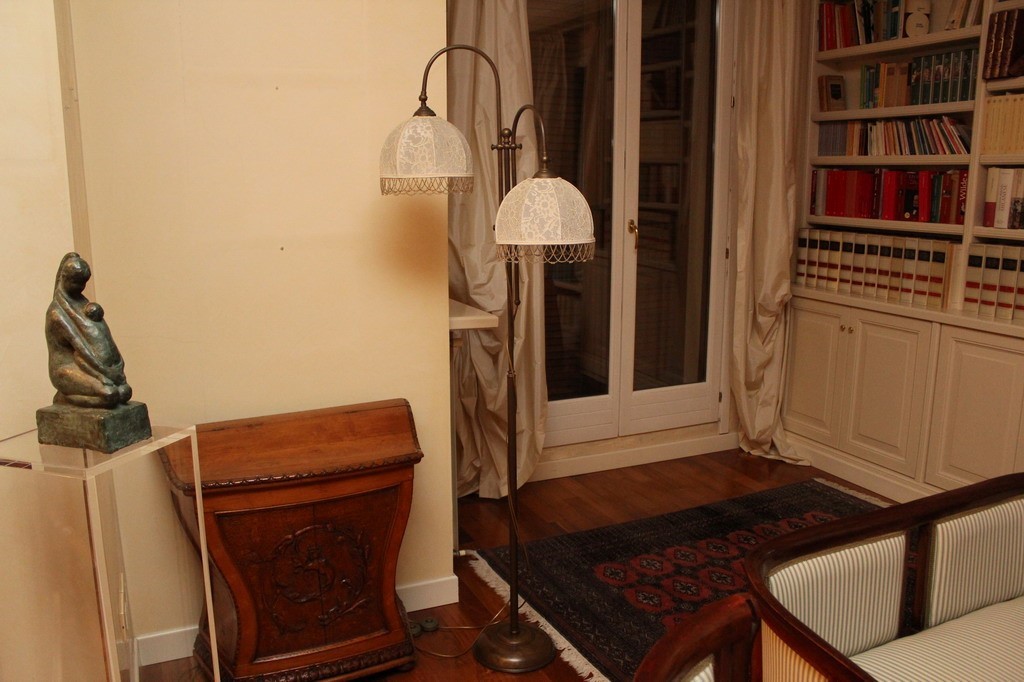 Lampada in ottone con 2 paralumi anni 50/60 cm. 185