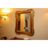 Elegante specchiera a vassoio dell’800 in legno dorato cm. 110x125 circa