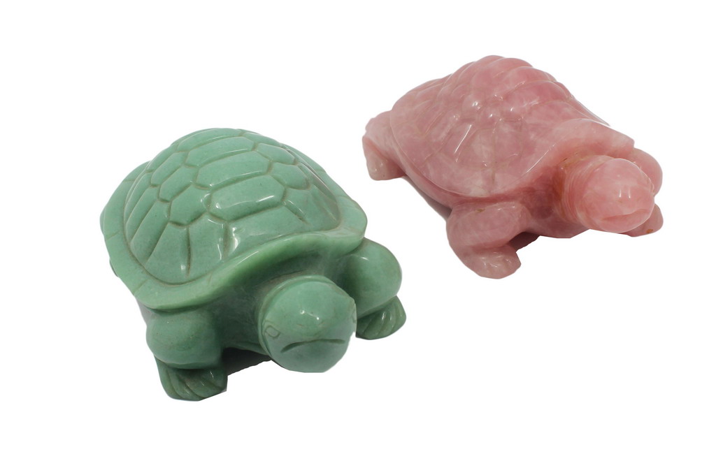 Due tartarughe in marmo cm. 17, una di colore verde e una di colore rosa, anni'50