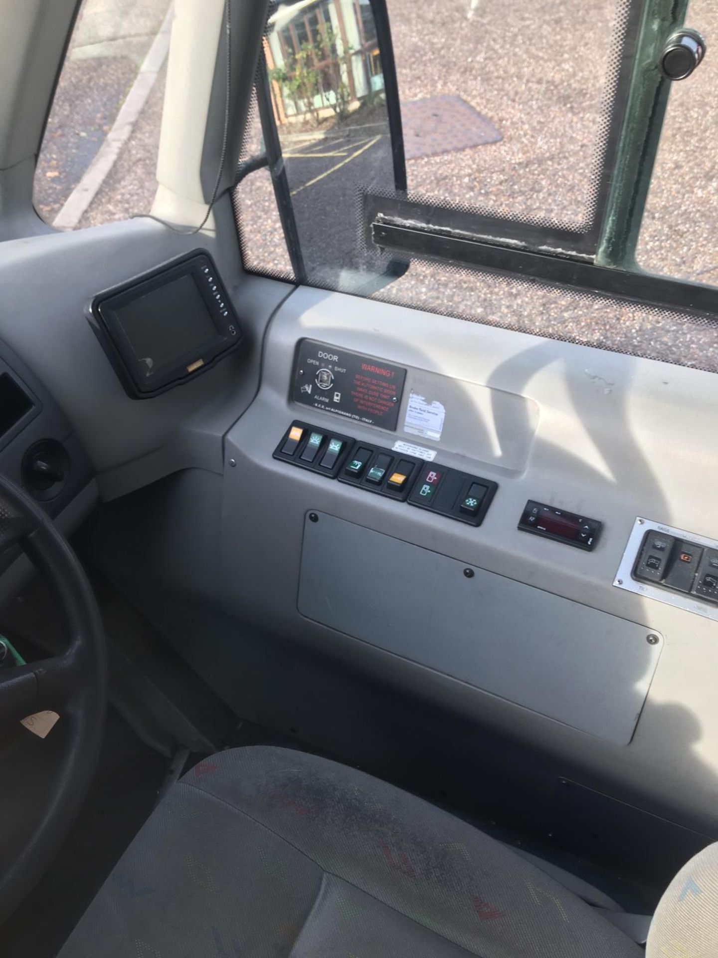 2007 VOLKSWAGEN CRAFTER MINI BUS 2.5 **DISABLED ACCESS & 17 SEATER** - Image 19 of 28