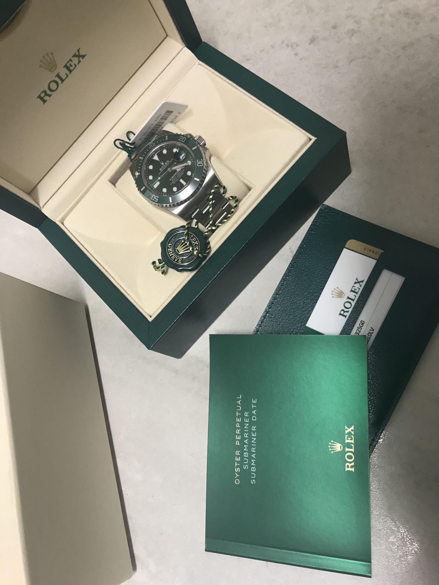 2017 ROLEX SUBMARINER DATE WATCH OYSTERSTEEL 40MM **HULK** - Image 9 of 10