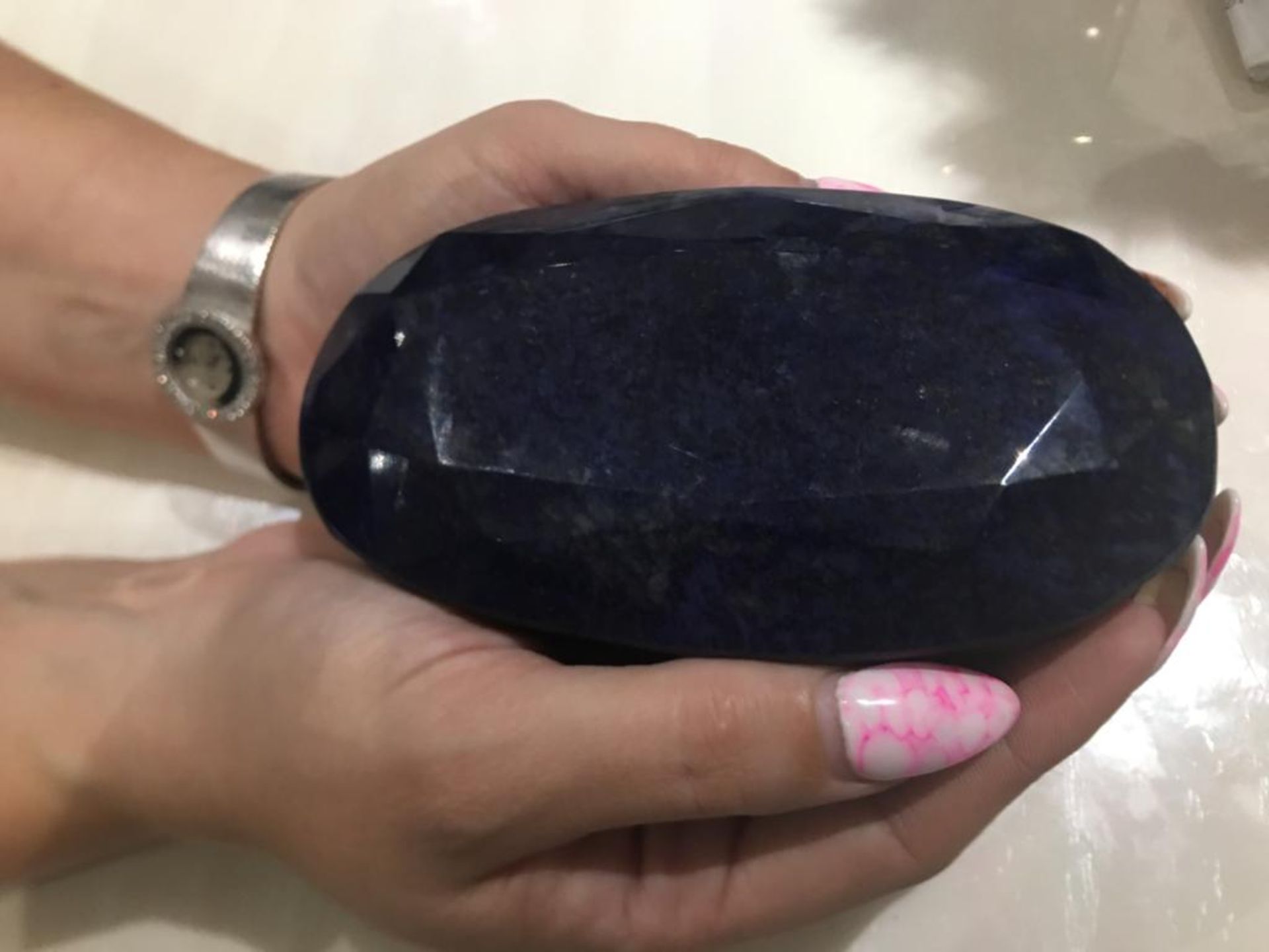 5162 CARATS NATURAL SAPPHIRE OVAL SHAPED COLLECTORS/MUSEUM PIECE - Image 3 of 3