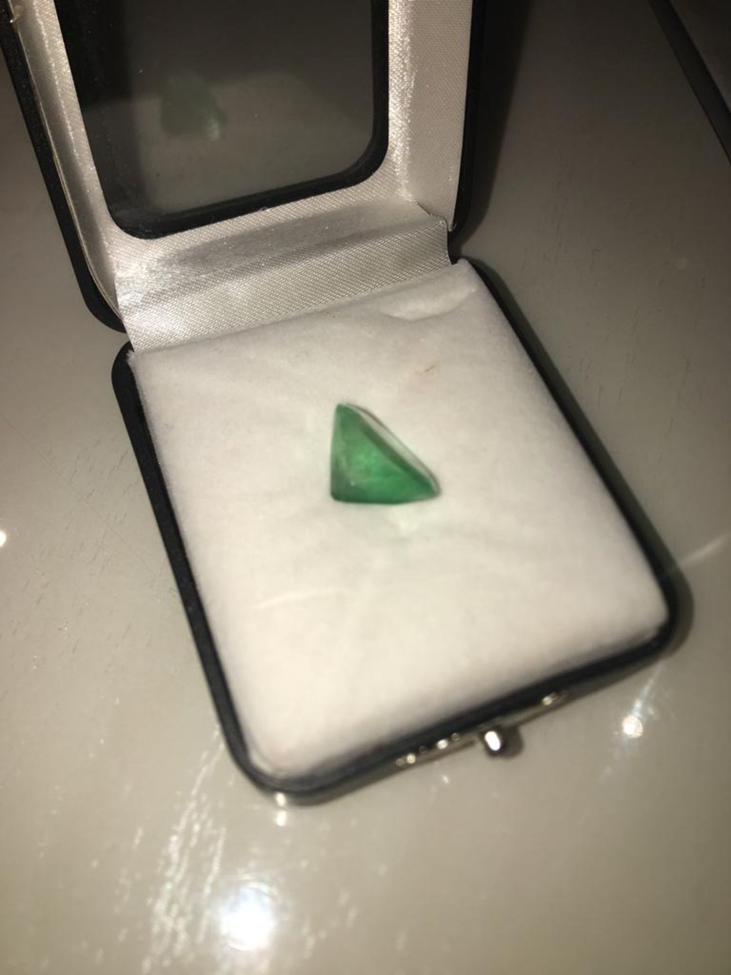 8.99 CARATS NATURAL UN HEATED COLOMBIAN NEON GREEN EMERALD - Image 2 of 2