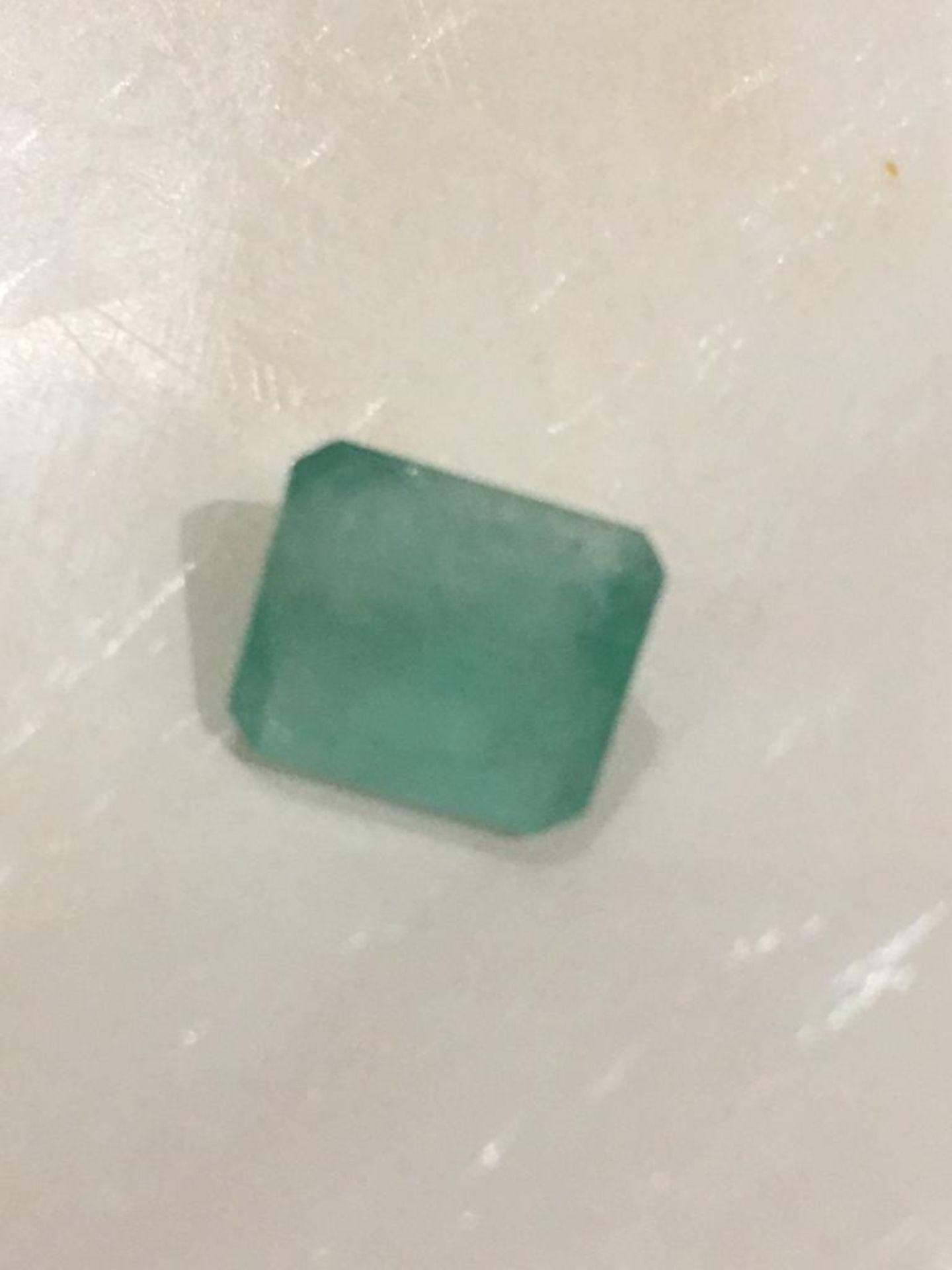 8.35 CARATS NATURAL EMERALD NEON GREEN COLOUT EMERALD SHAPE - Image 2 of 3