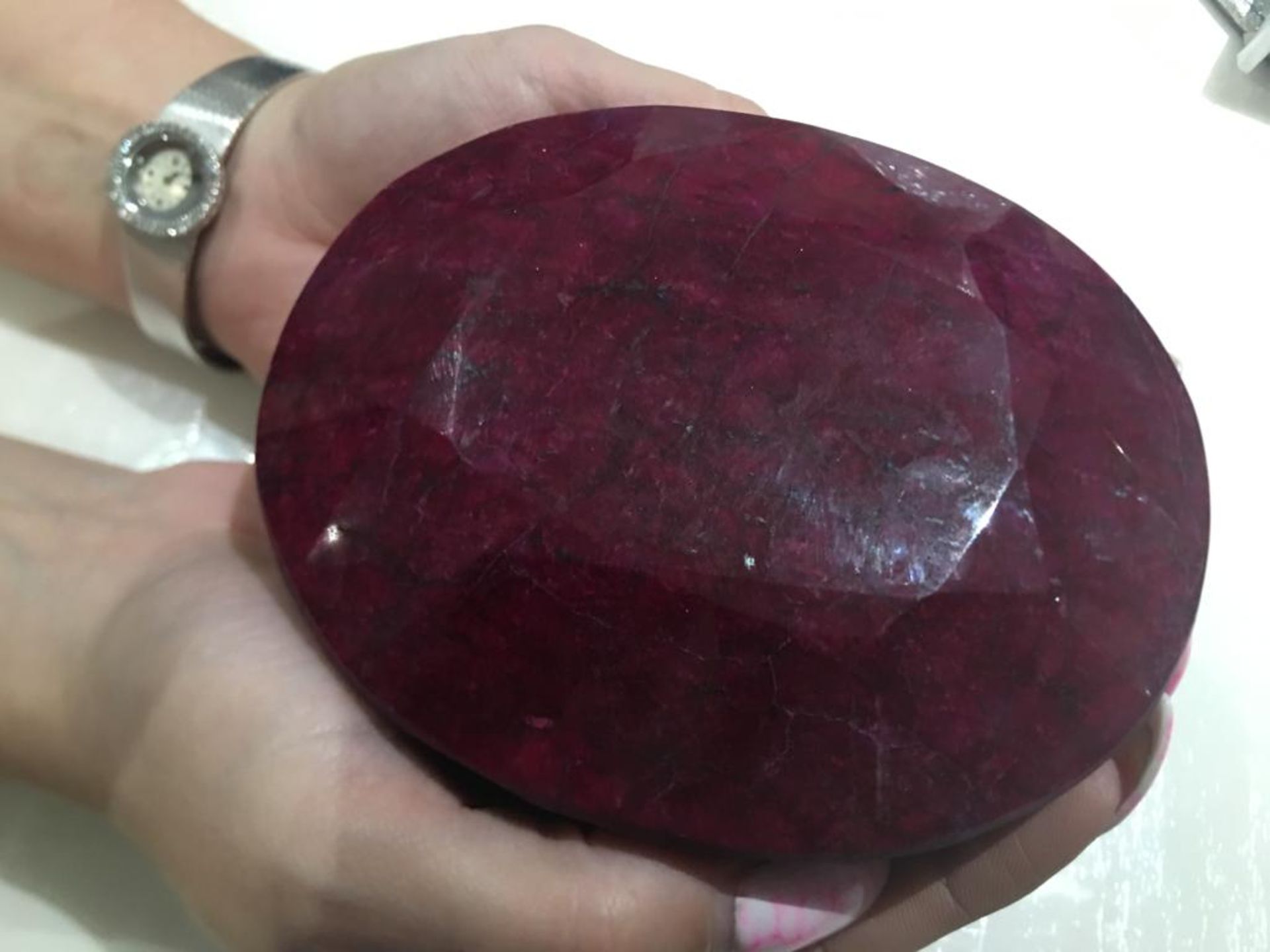 6525 CARATS NATURAL OVAL RUBY MUSEUM/COLLECTORS PIECE - Image 3 of 4