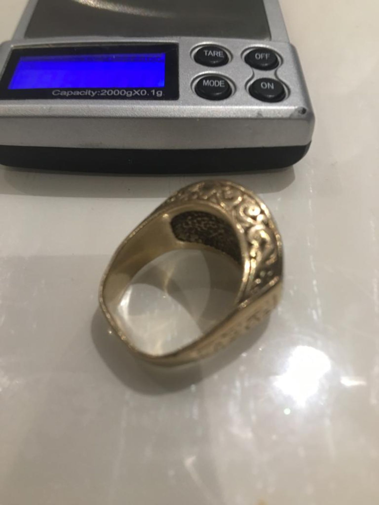 9CT SOLID GOLD RING - Image 2 of 5