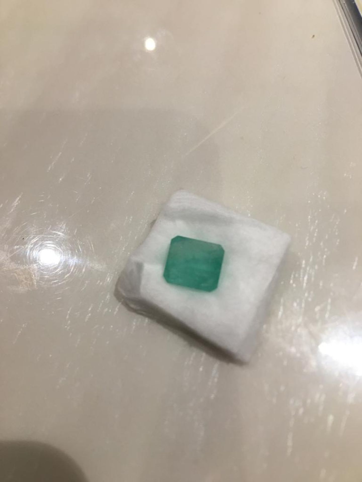 8.35 CARATS NATURAL EMERALD NEON GREEN COLOUT EMERALD SHAPE - Image 3 of 3