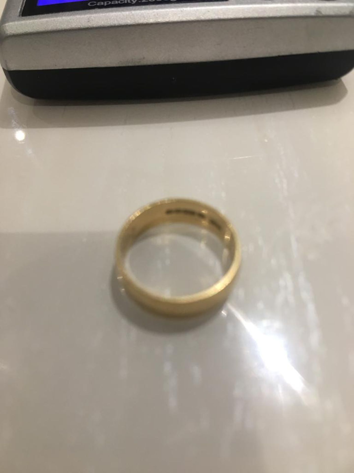 18CT SOLID GOLD WEDDING BAND RING - Image 3 of 4