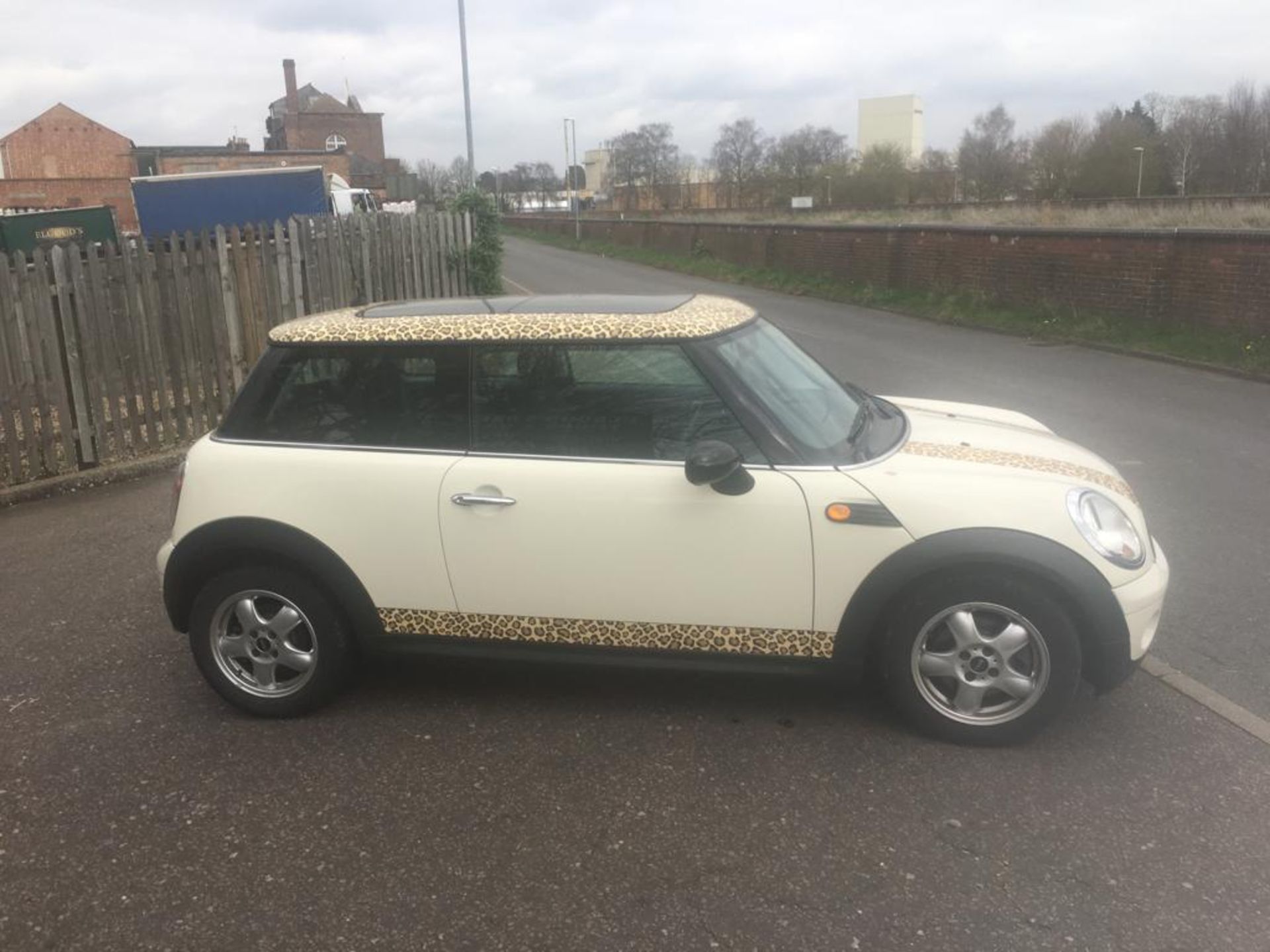 2008 MINI COOPER 1.6 PETROL **STARTS AND DRIVES** - Image 6 of 16