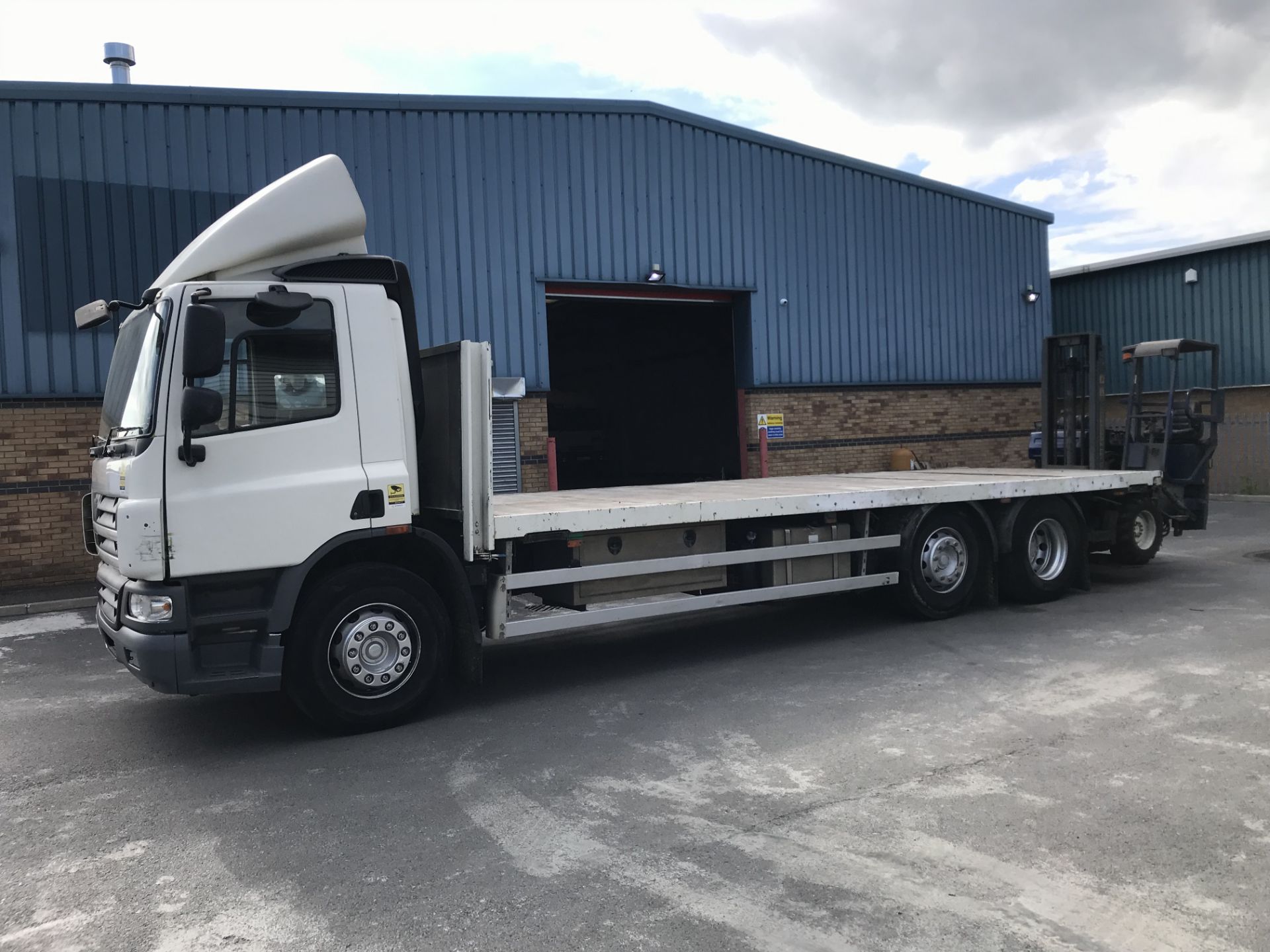 2007 DAF TRUCKS CF HGV 9200CC **26000 KG GROSS** WITH FORKLIFT INCLUDED - Image 6 of 16