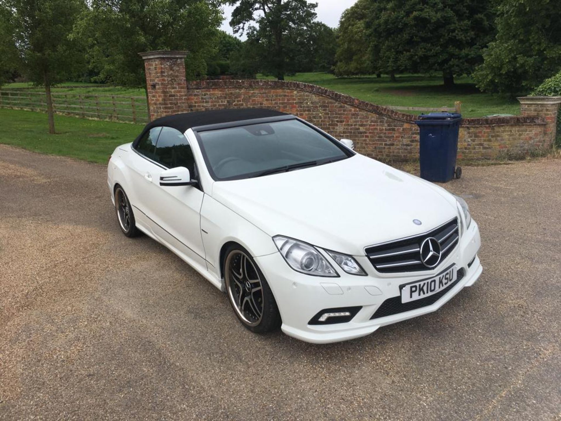 2010 MERCEDES BENZ E350 CONVERTIBLE SPORT CGI BLUEFFICENCY AUTO **ONE FORMER KEEPER FROM NEW** - Image 2 of 24
