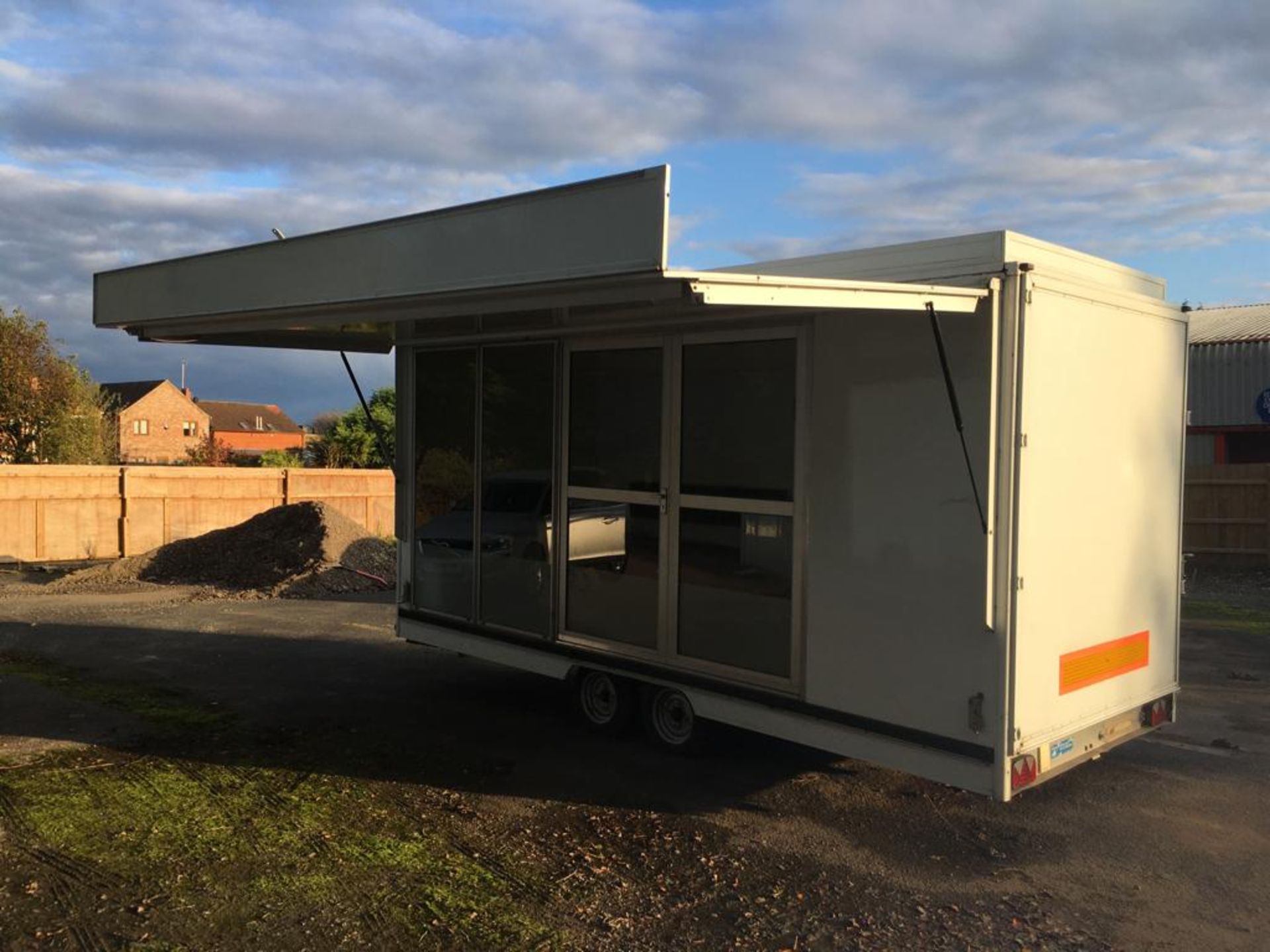 EXHIBITION UNIT WITH TRAILER - Image 2 of 45