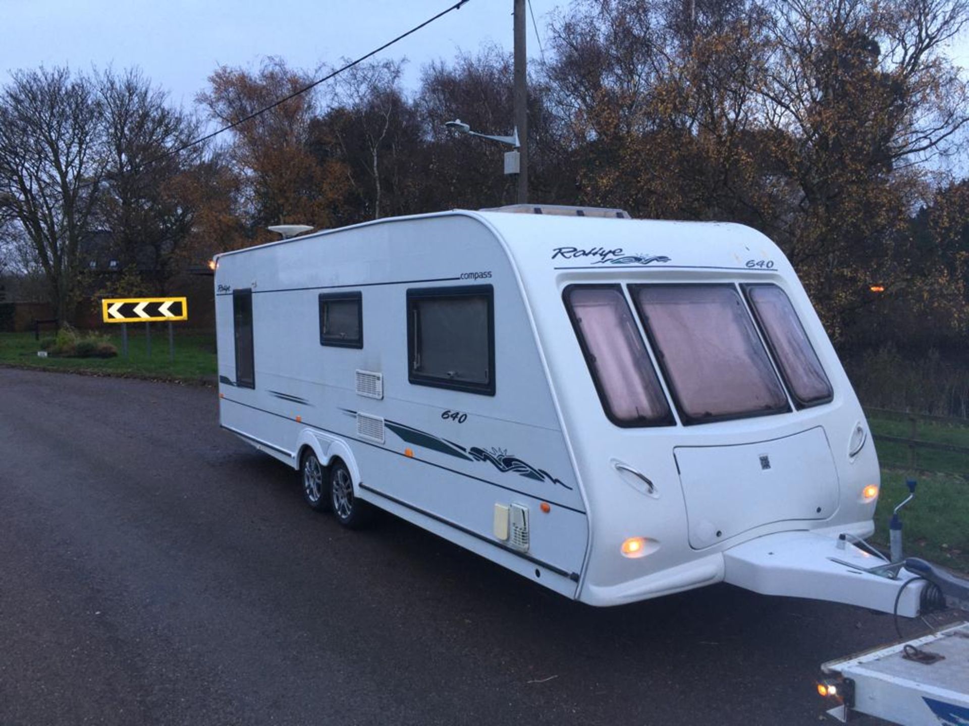 2005 RALLY COMPASS 640 TWIN AXLE 4 BERTH TOURING CARAVAN - Image 12 of 38