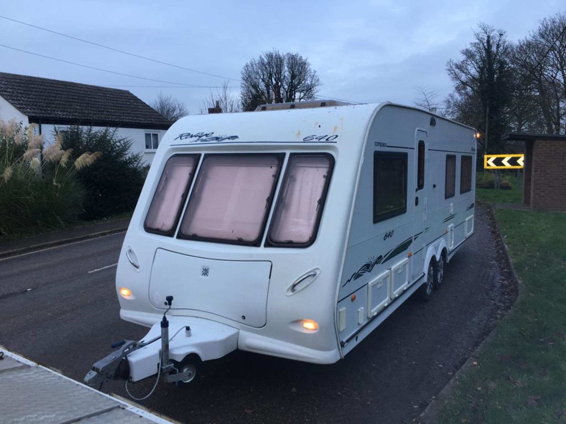 2005 RALLY COMPASS 640 TWIN AXLE 4 BERTH TOURING CARAVAN - Image 13 of 38