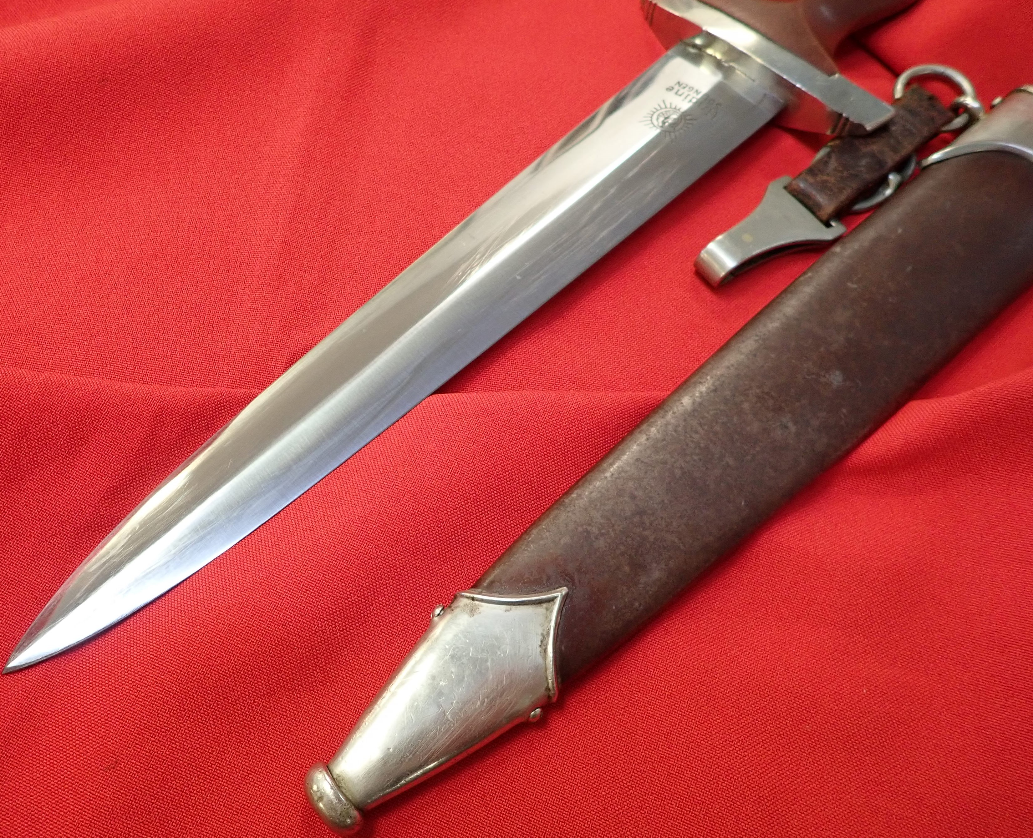 A rare German S.A. Model 1933 1st pattern dagger & scabbard with hanger by Undine of Solingen - Image 7 of 10