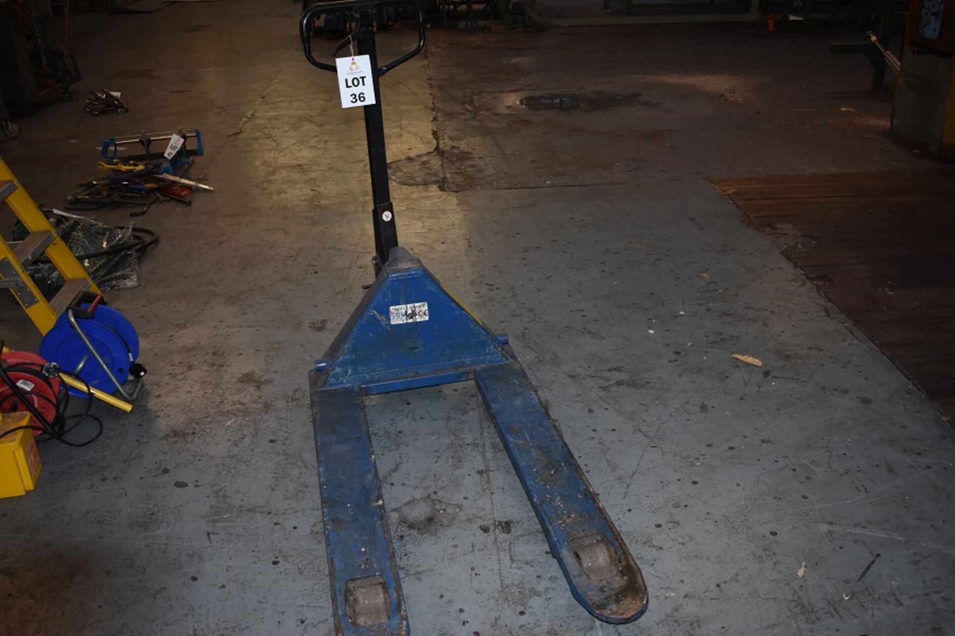 1 X 2500 KG PALLET TRUCK - Image 2 of 2