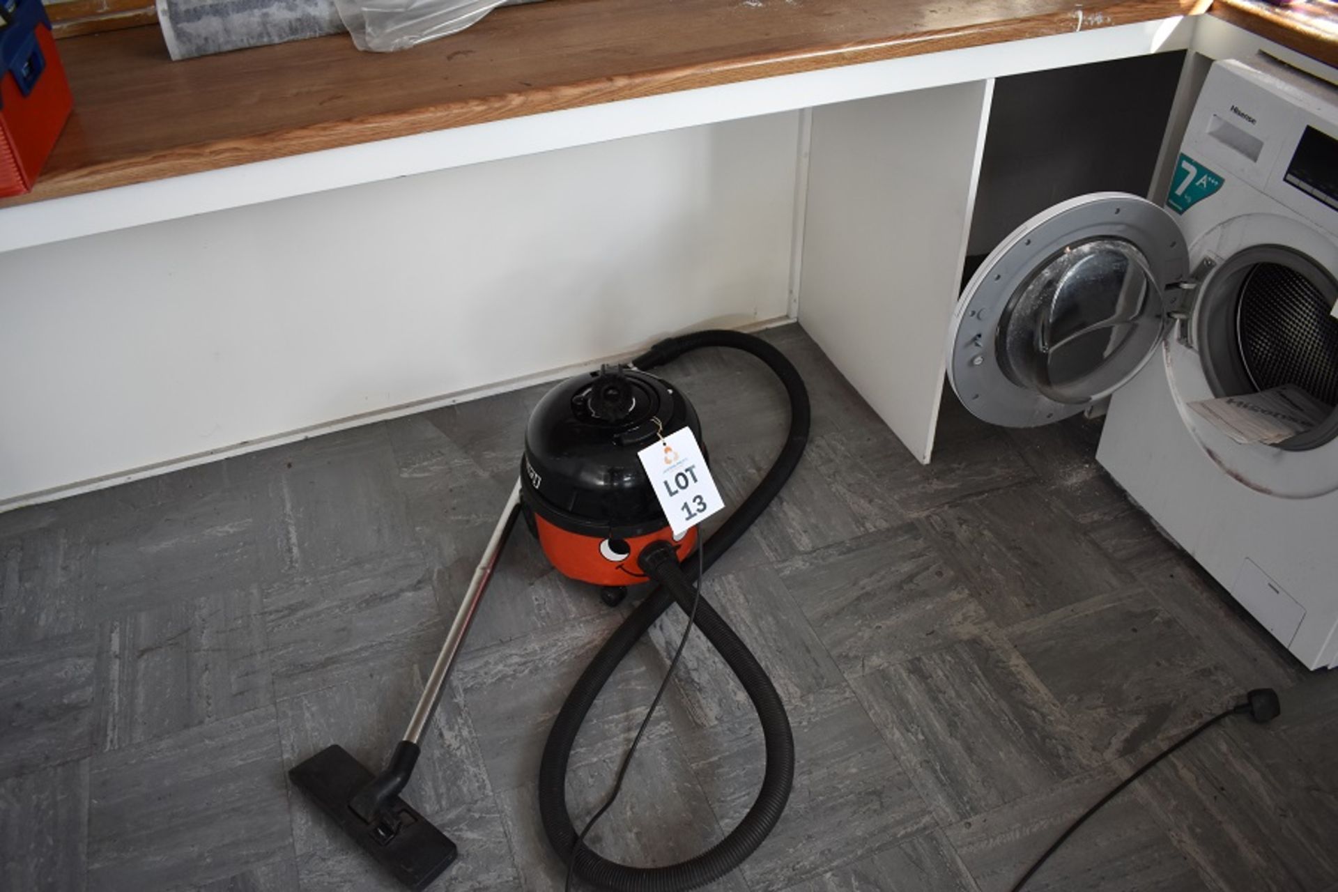 1 X HENRY HVR 200P VACUUM CLEANER & 1 X AEG ULTR POWER PLUS LITHIUM 25.2V RECHARGABLE VACUUM