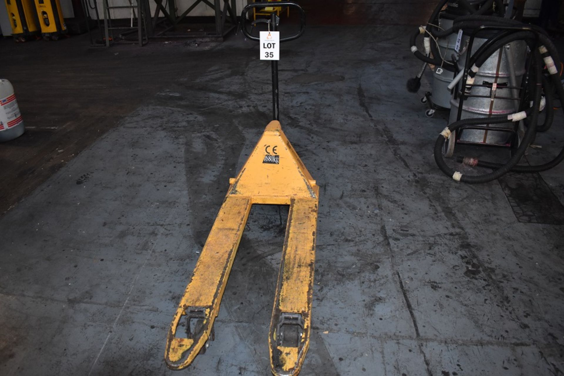 1 X 168O KG PALLET TRUCK