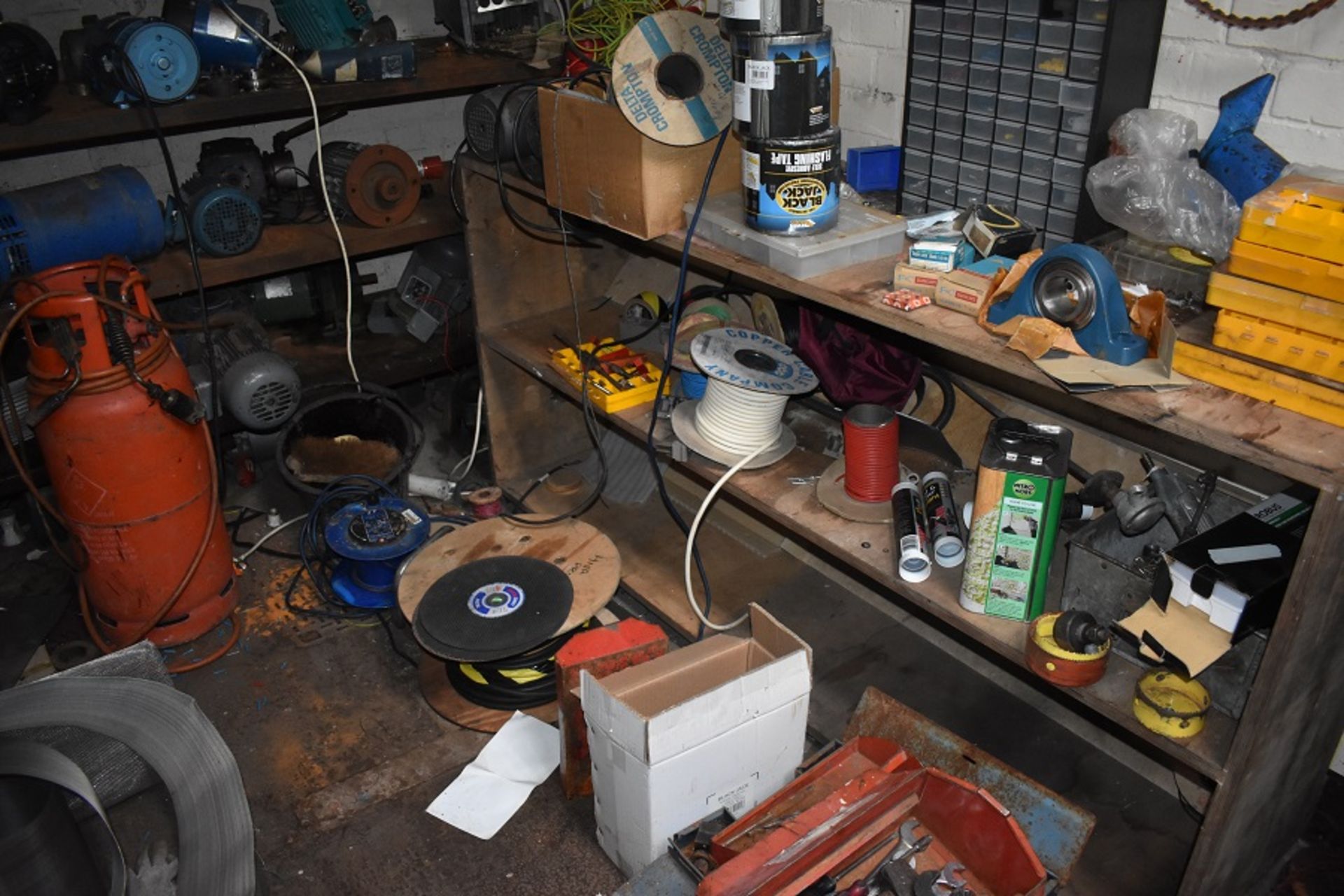 ROOM OF CONTENTS INC VARIOUS ELECTRIC MOTORS CABLE & TOOLS ETC - Image 3 of 5