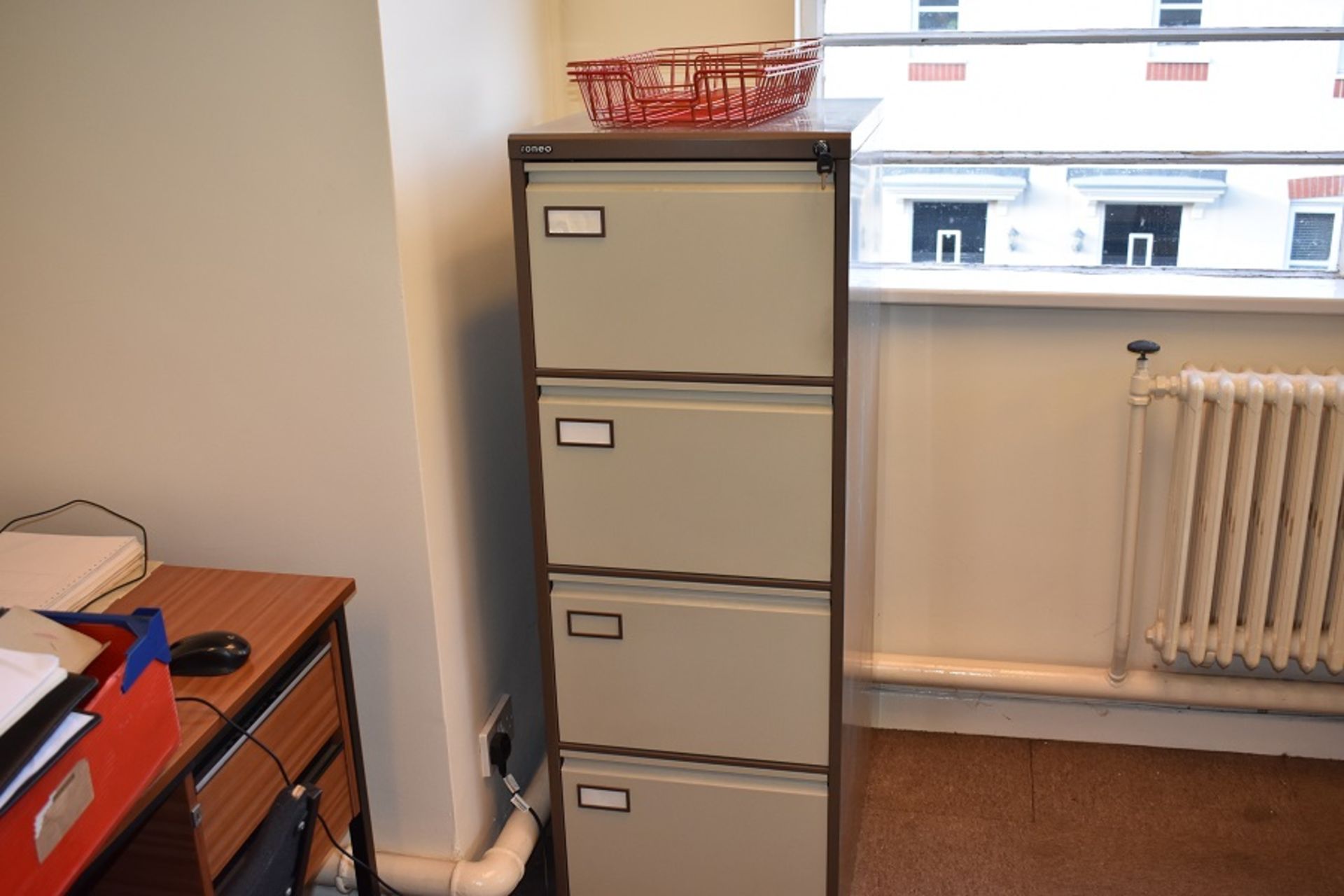 1 X CORNER OFFICE DESK WITH DRAWERS & 1 X METAL 4 DRAWER FILE CABINET - Image 2 of 4