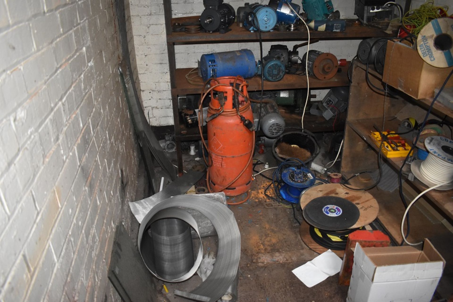 ROOM OF CONTENTS INC VARIOUS ELECTRIC MOTORS CABLE & TOOLS ETC - Image 4 of 5