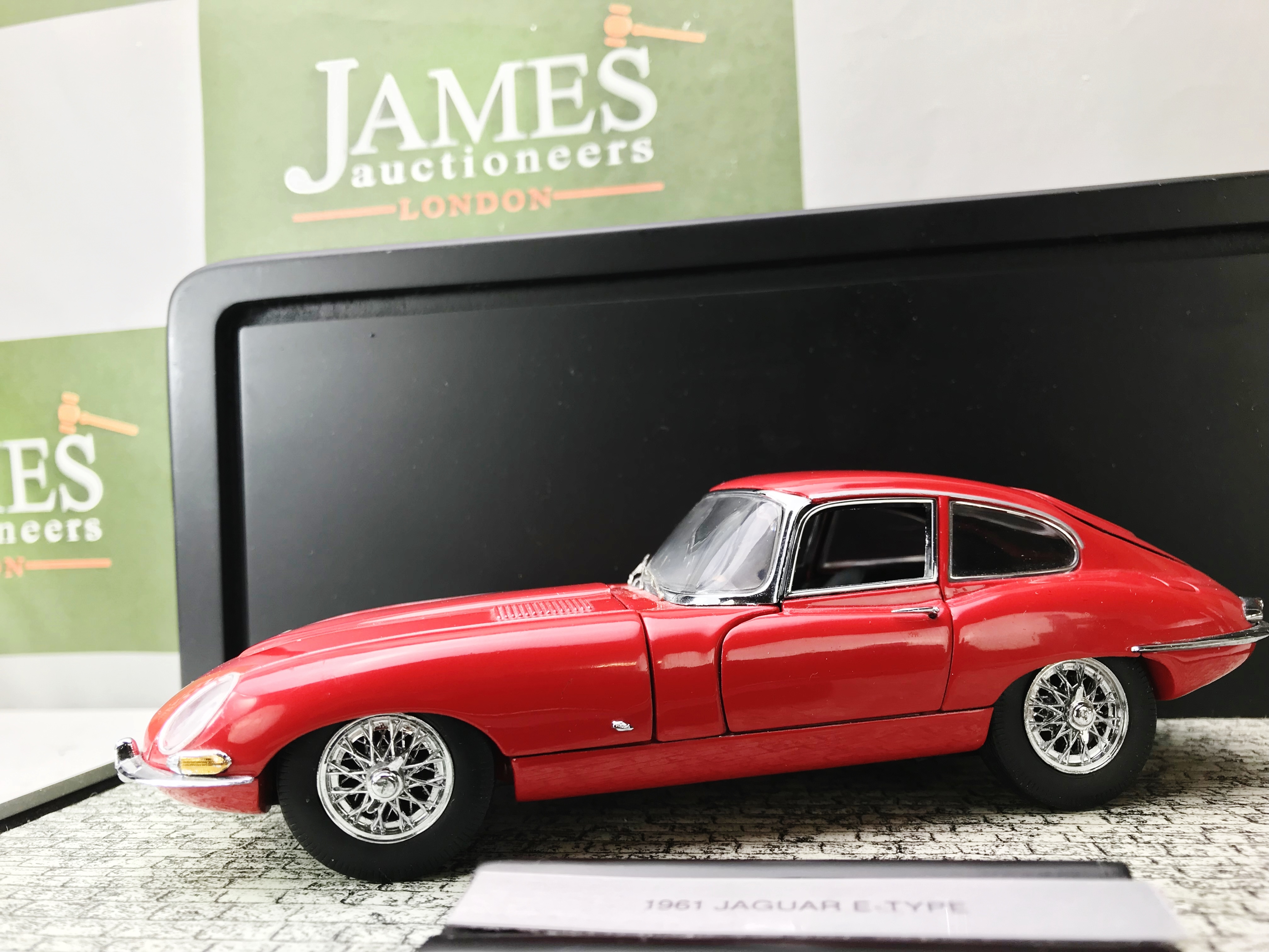 Franklin Mint 1961 Jaguar E-Type 1:24 Scale & Display Case - Image 4 of 4