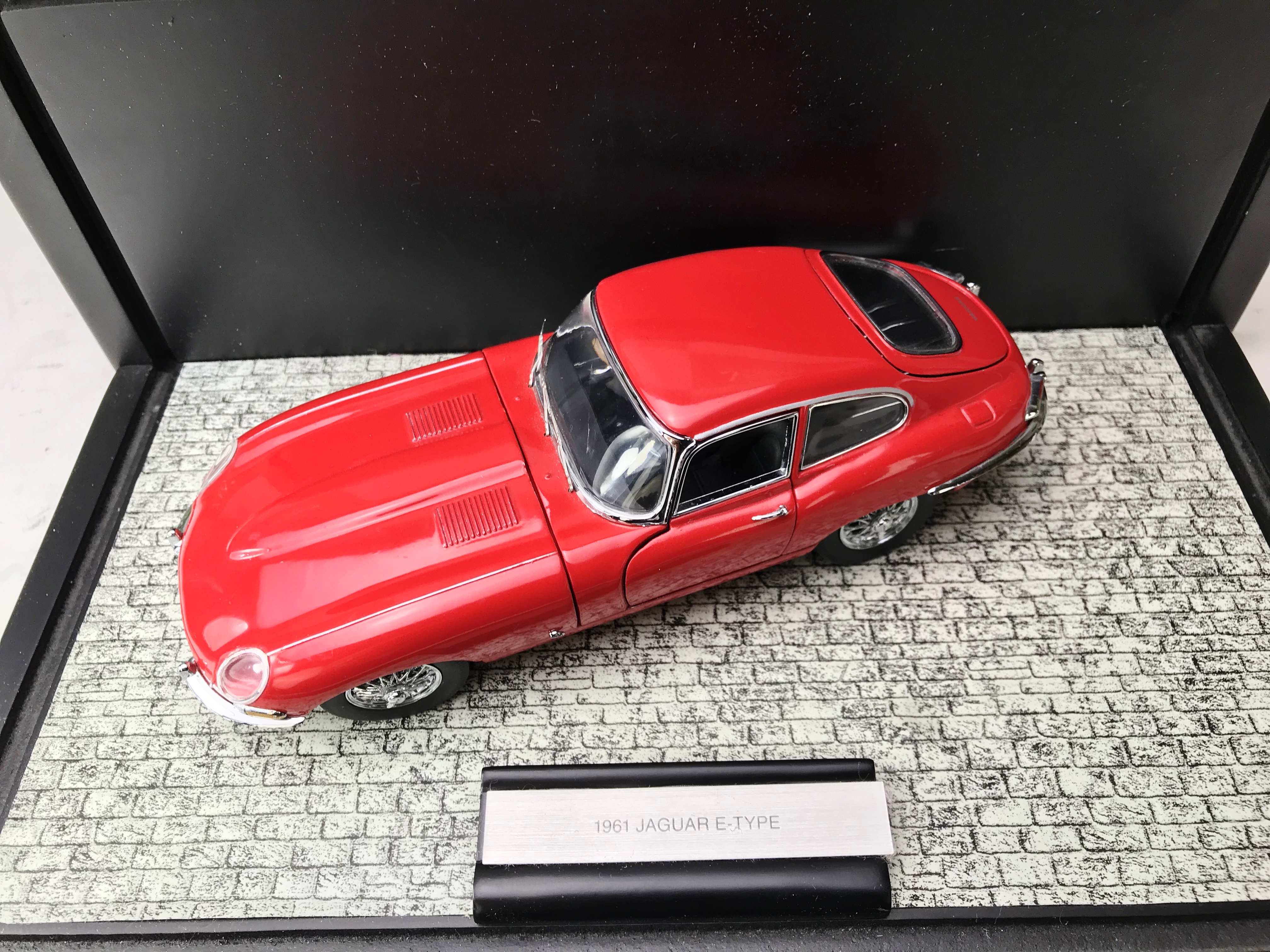Franklin Mint 1961 Jaguar E-Type 1:24 Scale & Display Case - Image 3 of 4