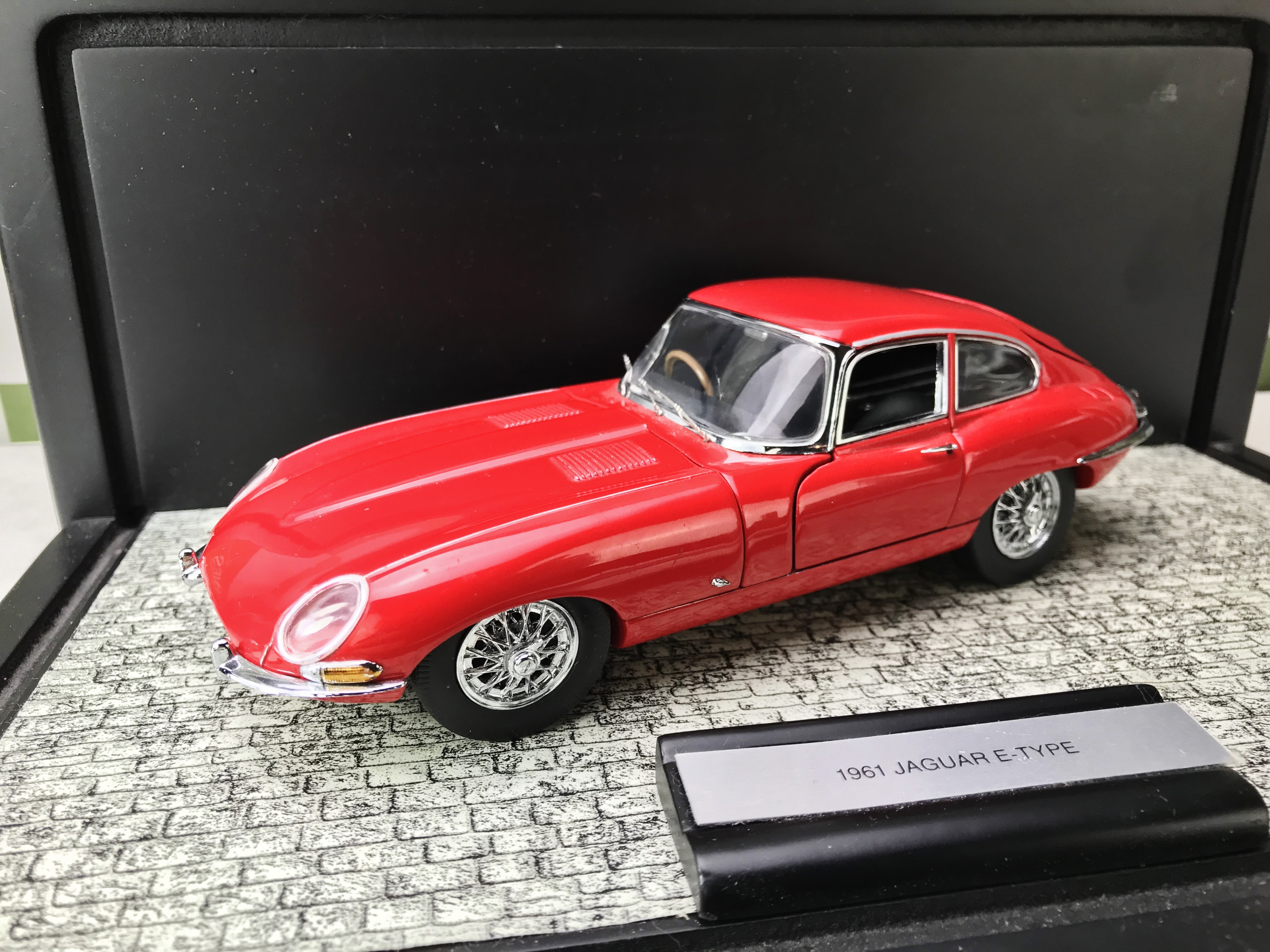 Franklin Mint 1961 Jaguar E-Type 1:24 Scale & Display Case