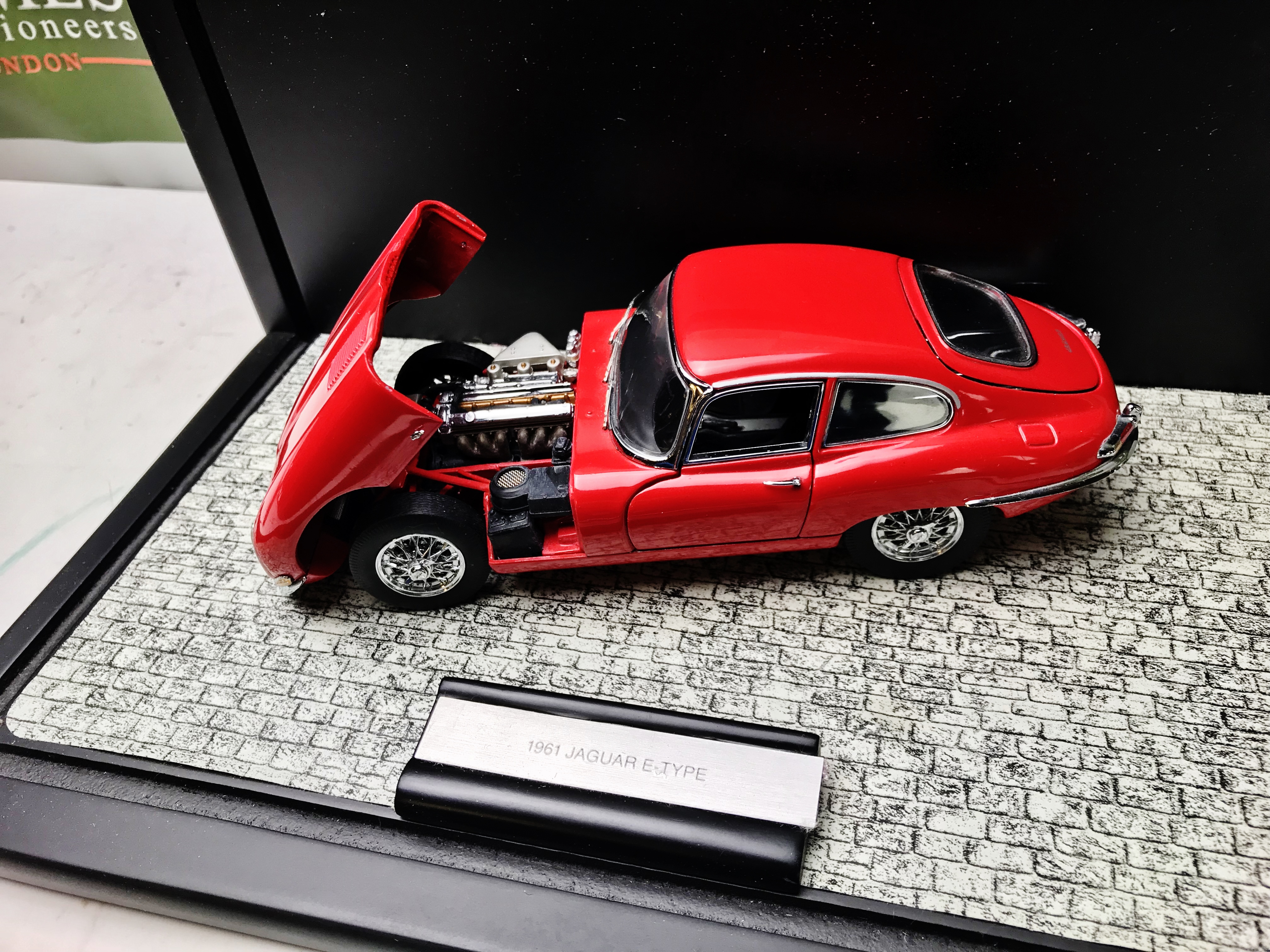 Franklin Mint 1961 Jaguar E-Type 1:24 Scale & Display Case - Image 2 of 4