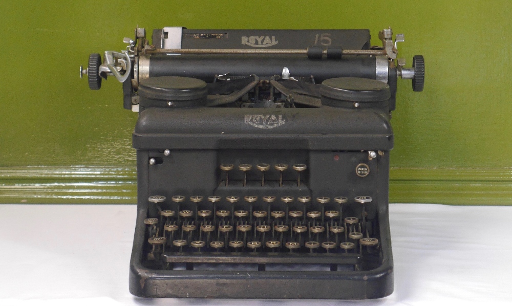 Rare Vintage 1940s Royal KHM Typewriter
