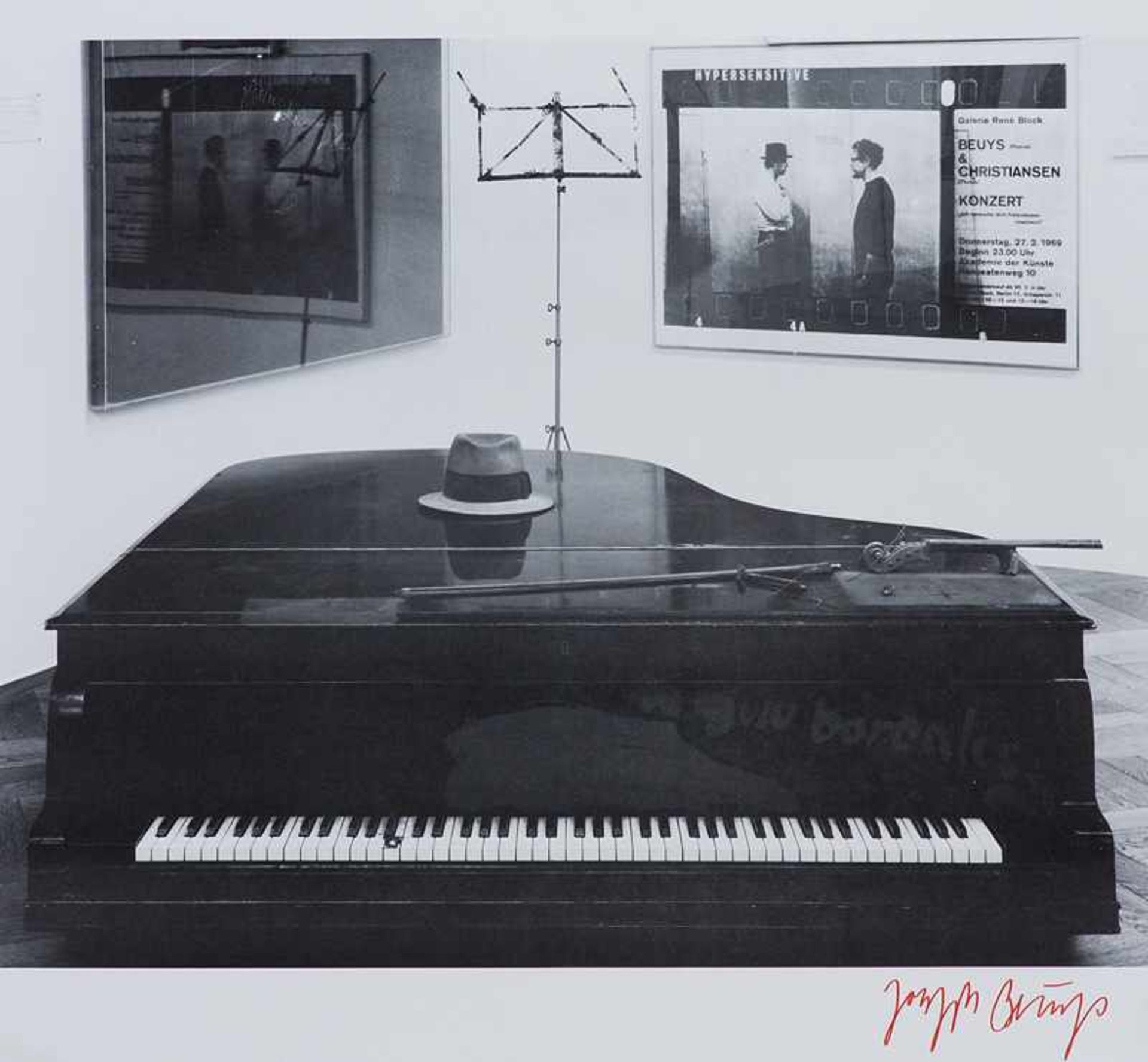 Beuys, Joseph. (1921 Krefeld - 1986 Düsseldorf). Klavier mit Hut. Offsetlithographie in Schwarz