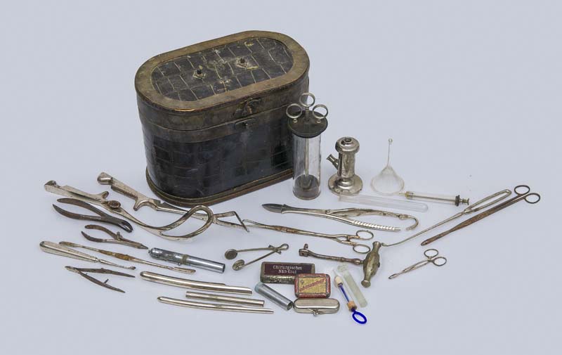Medizin - - Sammlung von medizinischen und chirurgischen Instrumenten, Arzt- u. Apotheker-Besteck.
