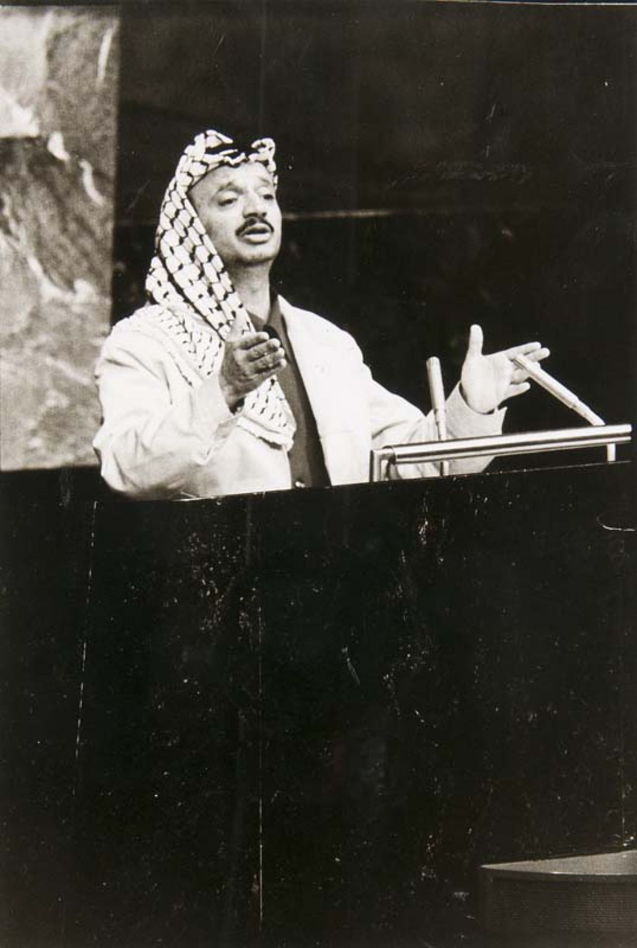 Burnett, David. (1946 Salt Lake City). Yassar Arafat. 1974. Silbergelatineabzug auf Agfa-Papier.