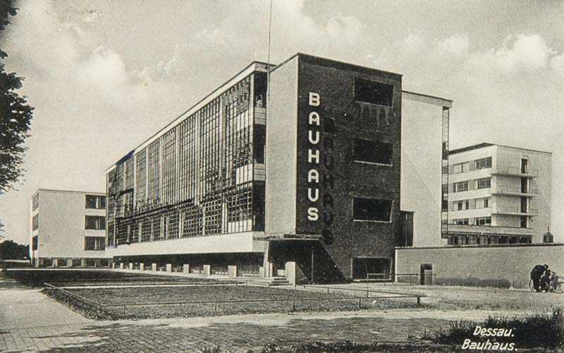 Bauhaus - - Sammlung von 10 OPostkarten sowie 3 OPhotopostkarten vom Bauhaus Dessau und dem