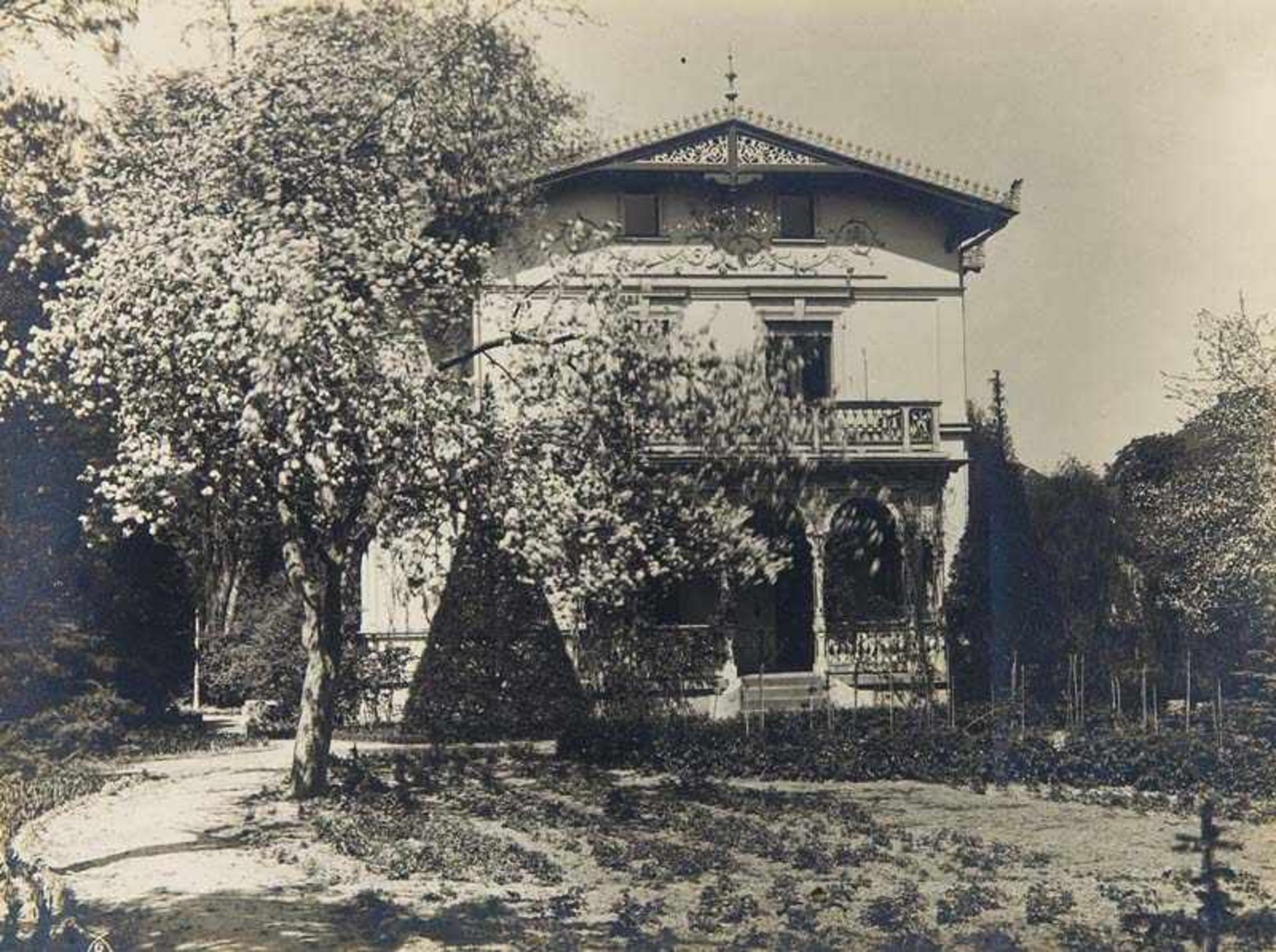 Berlin - - Kullrich, Franz. Sammlung von 3 Außen- und 7 Innenaufnahmen einer Villa in Berlin-