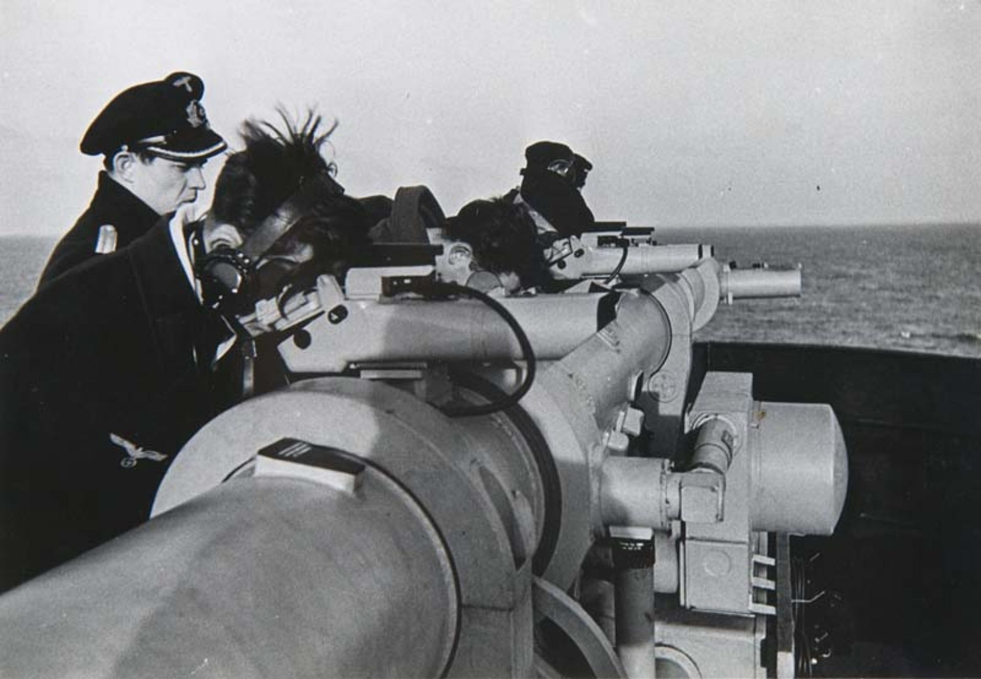 2. Weltkrieg - Marine - - Album mit ca 90 teils großformatigen Photographien des Flakkreuzer Arcona.